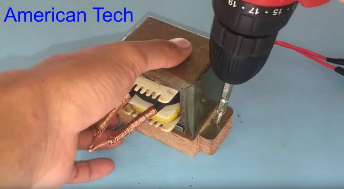 Nous y fixons le transformateur avec des vis autotaraudeuses