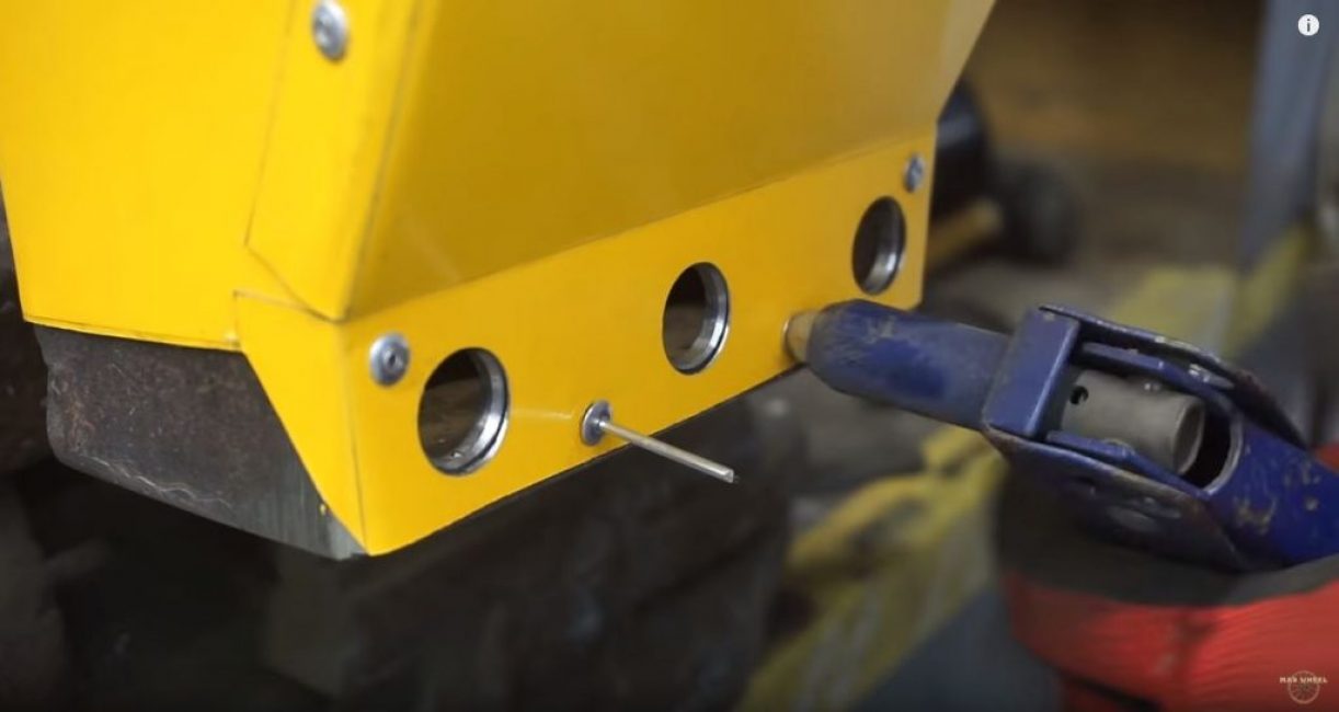 assembler le conteneur à l'aide d'un pistolet à riveter