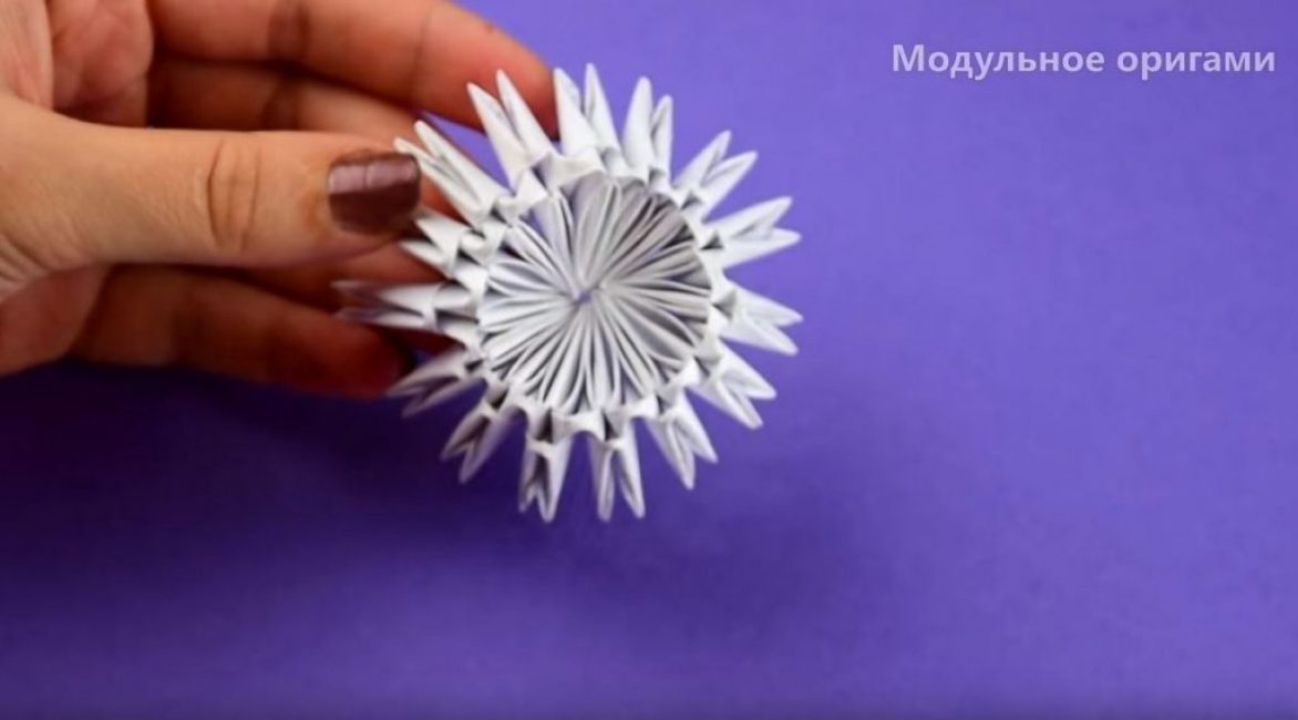 Appuyez légèrement au centre pour faire le fond du vase