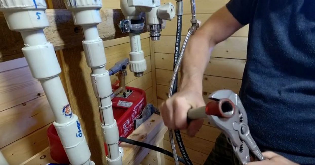 Nous enroulons un autre raccord sur la deuxième extrémité du tuyau en plastique