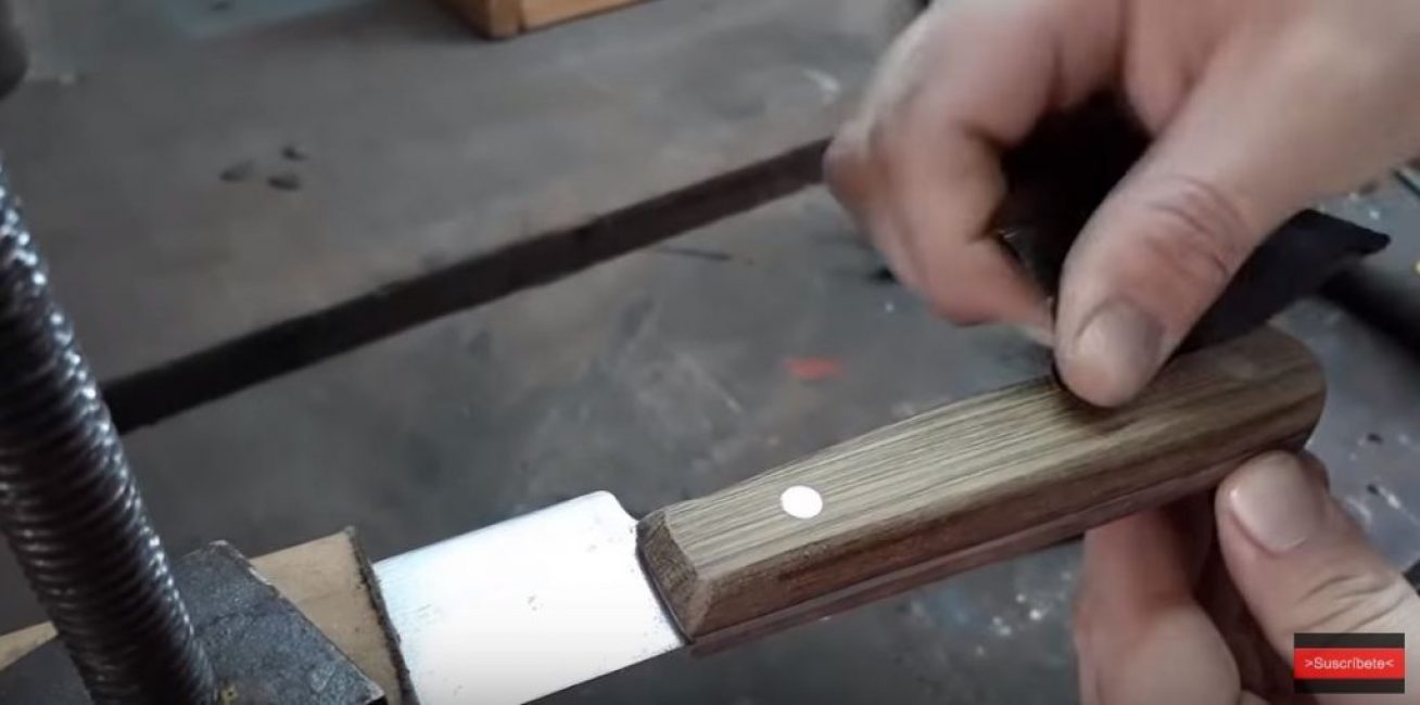 irrégularités de ponçage sur le manche