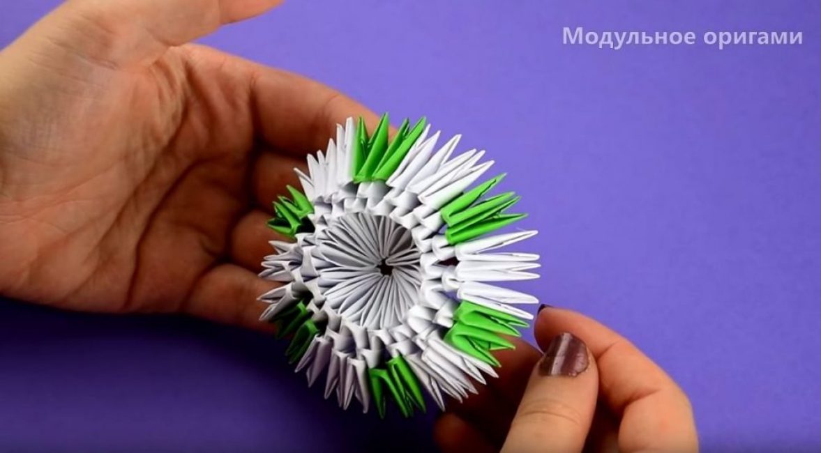 Au 4ème rang, à chaque extrémité des modules du troisième rang, on porte alternativement deux modules verts et trois modules blancs