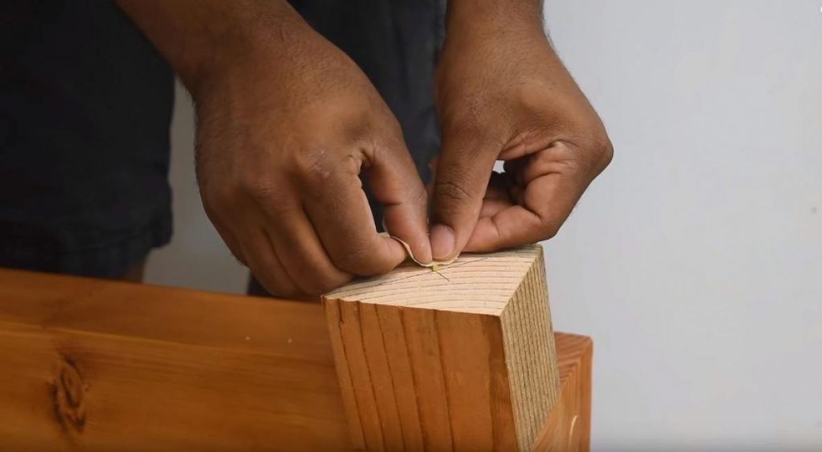 Attachez-les avec du masking tape.