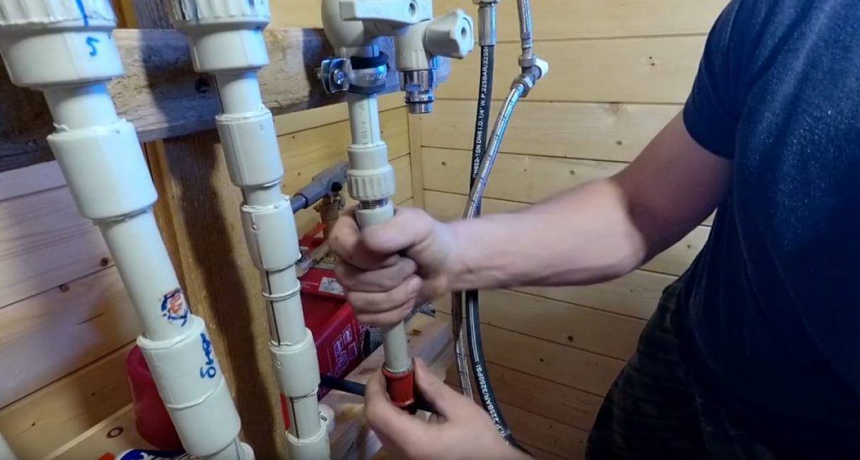 Nous connectons la structure assemblée au banc d'essai