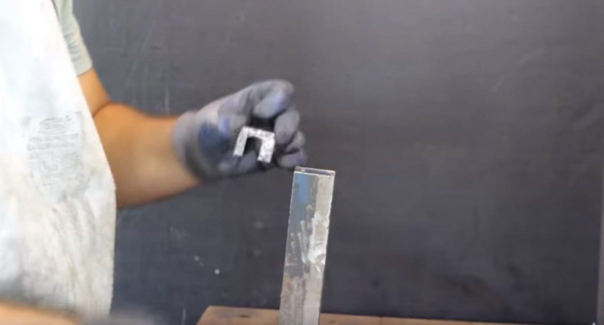 Découpez une plaque en forme de U dans une tôle