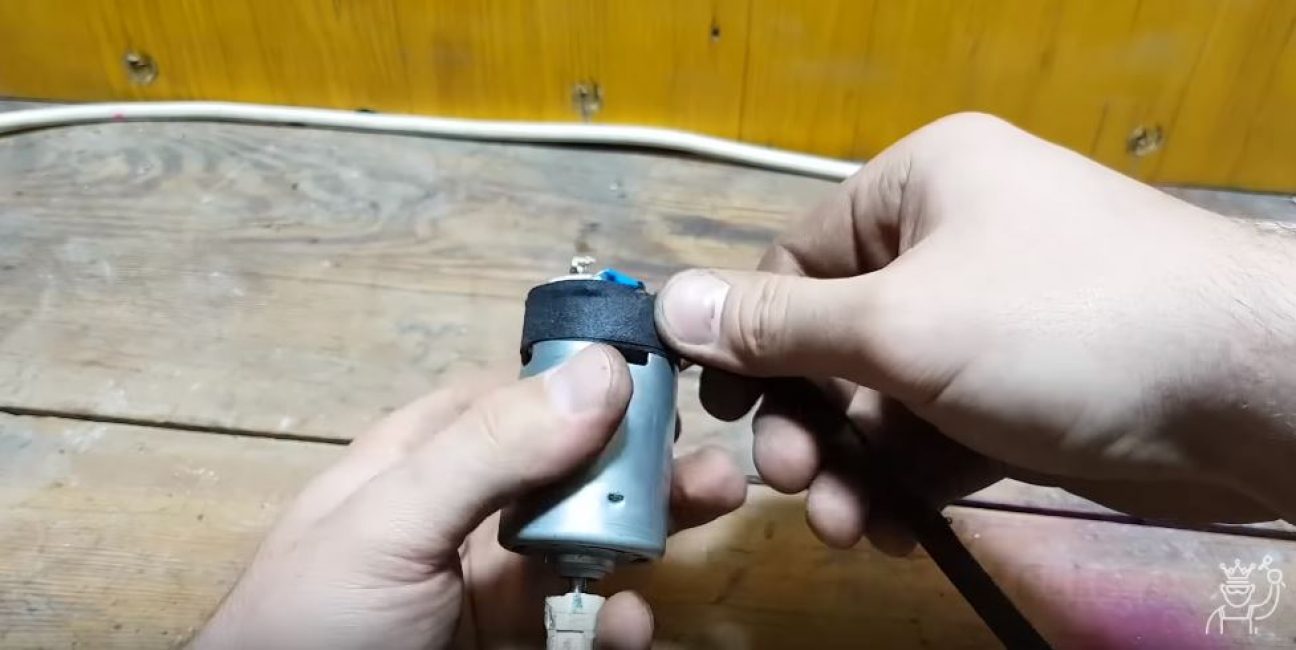 Nous enroulons du ruban électrique autour du bord du moteur électrique