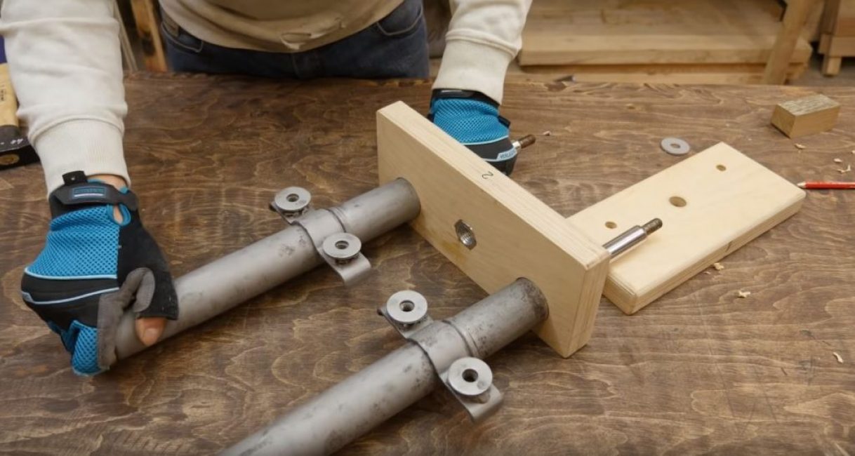 À l'aide d'un bloc de bois et d'un marteau, nous scellons les joints