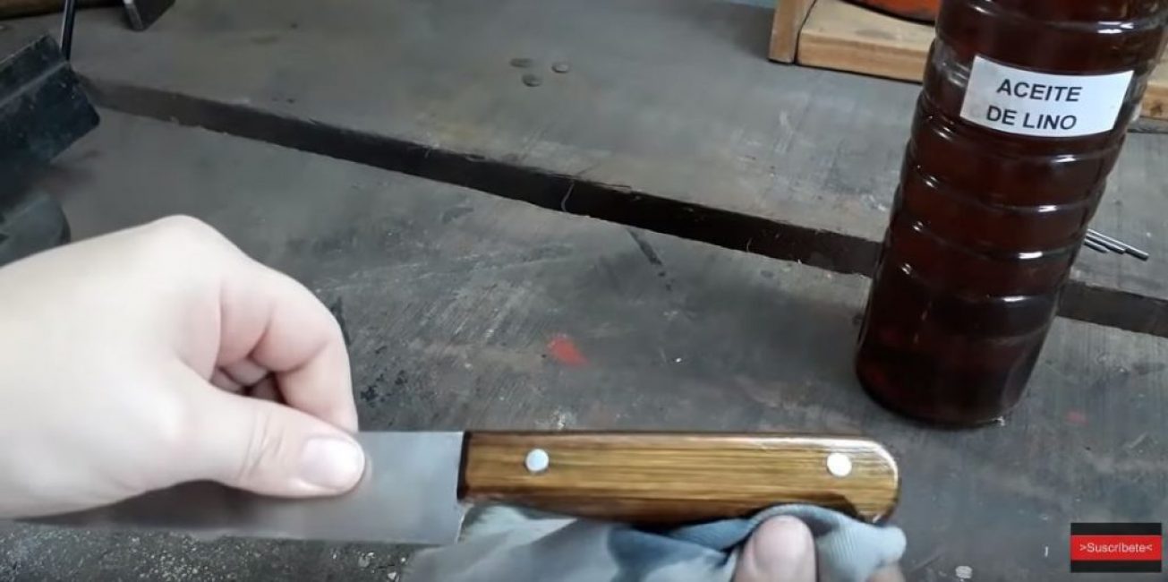 essuyez le manche du couteau avec de l'huile de lin