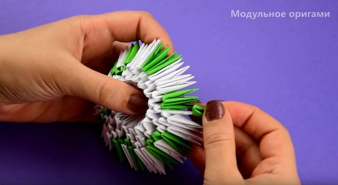 Dans la cinquième rangée, nous connectons les côtés adjacents