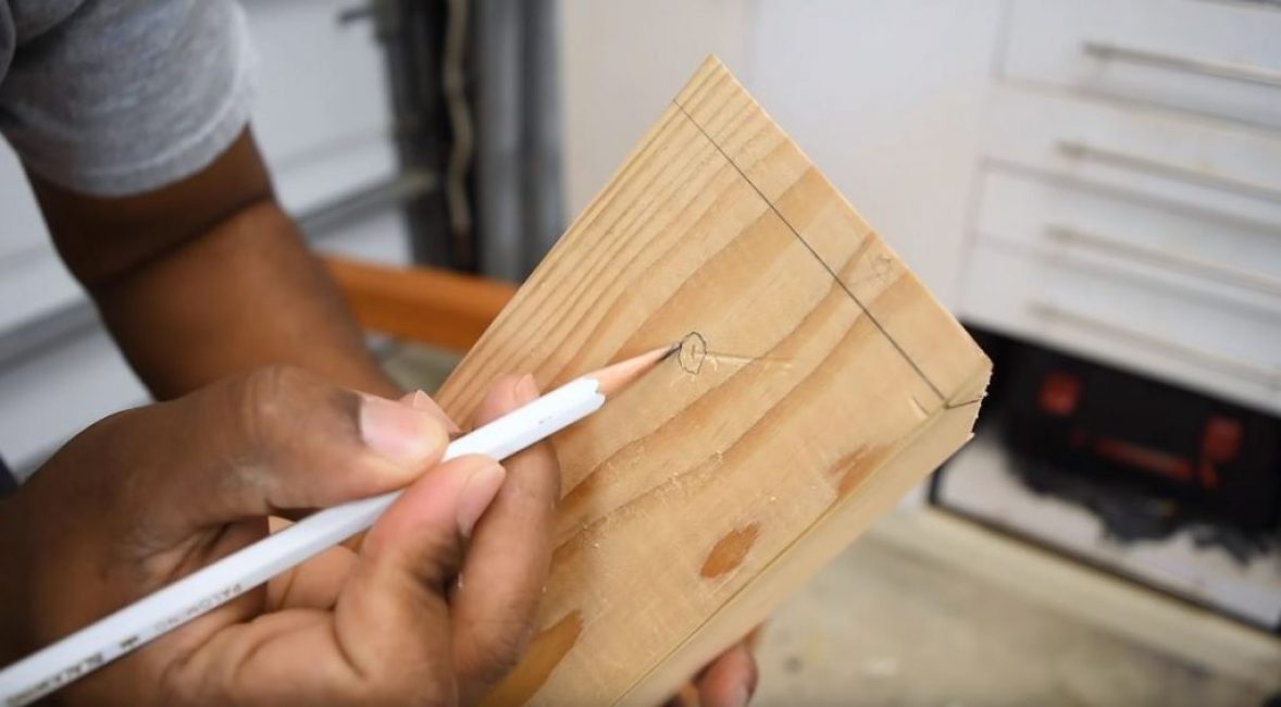 Tracez les traces de chapeaux avec un crayon