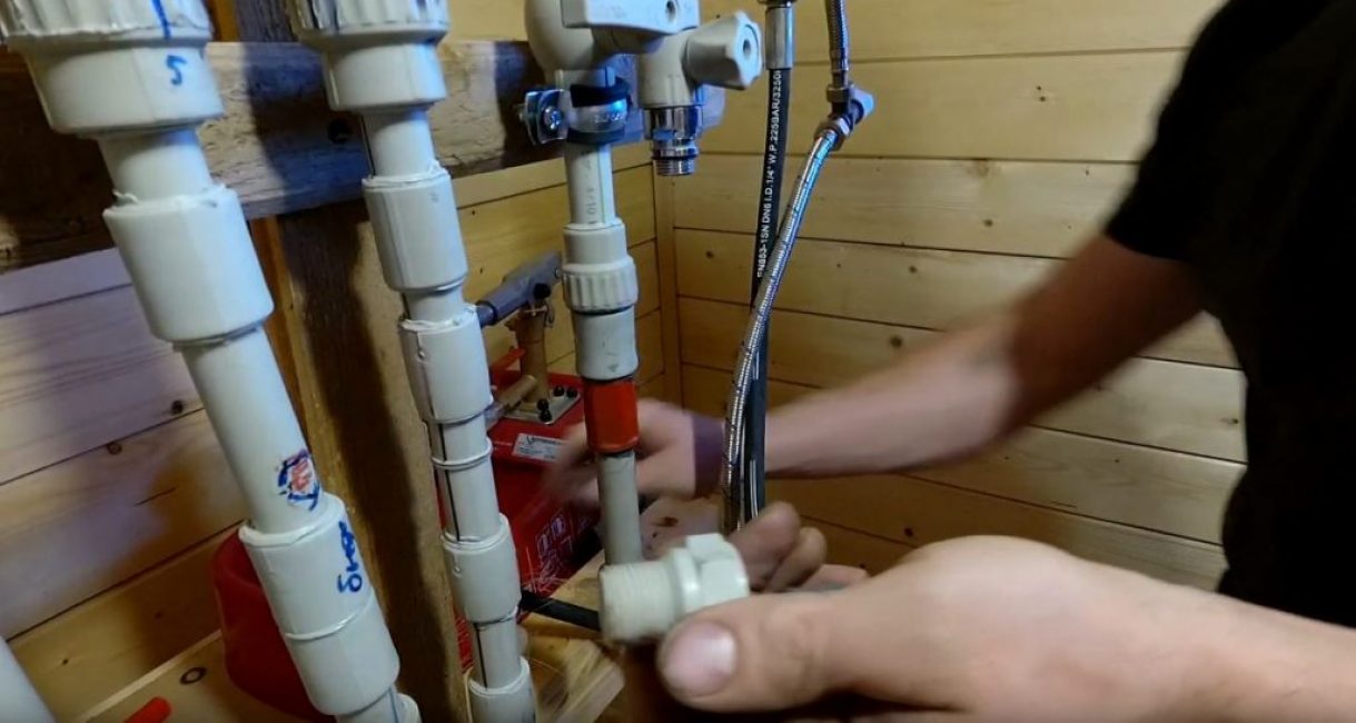 Nous tordons la prise d'usine en bas