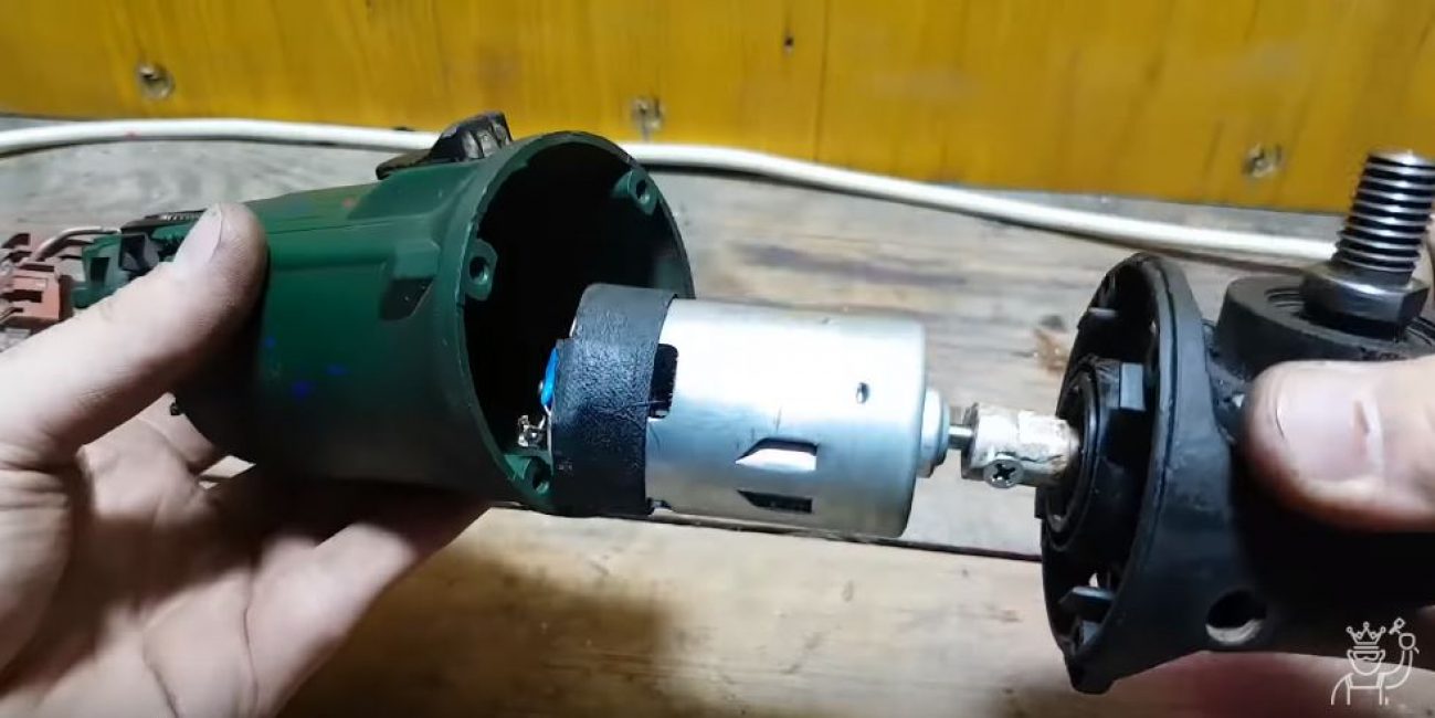 Nous insérons le moteur avec la boîte de vitesses dans le corps de la meuleuse d'angle