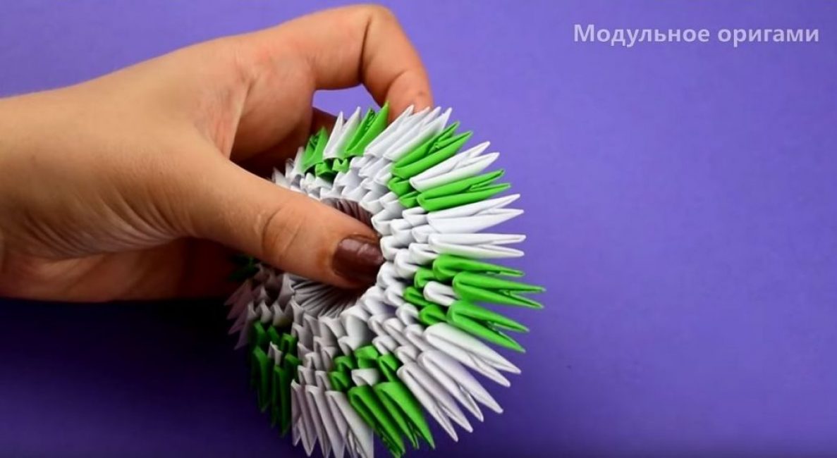 Dans la 6ème rangée, nous connectons les extrémités avec des modules