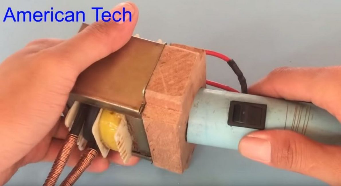 Nous insérons l'interrupteur dans la poignée et la poignée dans la base du fer à souder