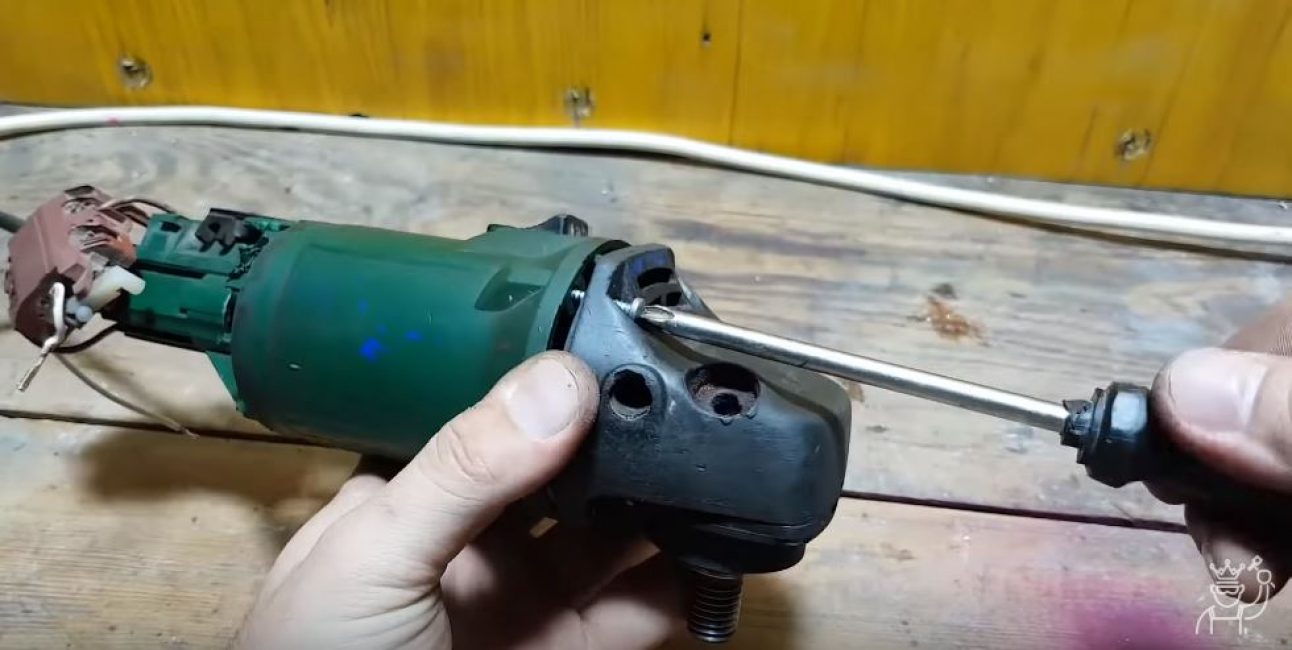 Nous fixons la boîte de vitesses avec 4 vis