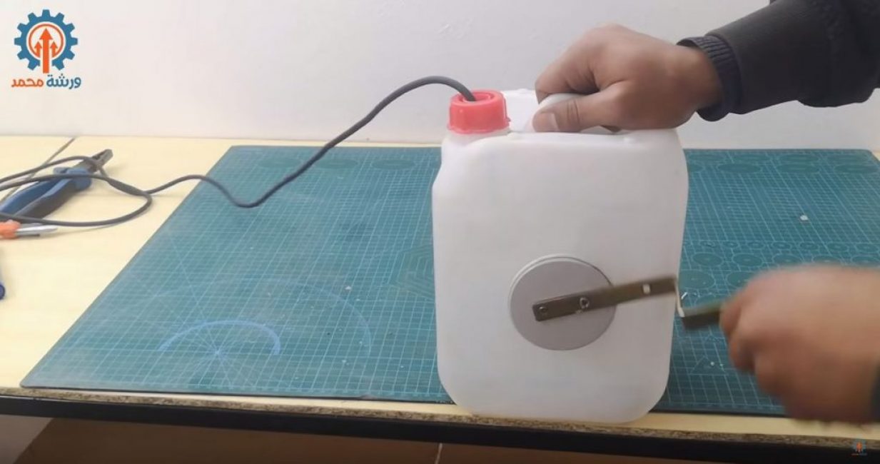 En tournant la manivelle, on rétracte le câble