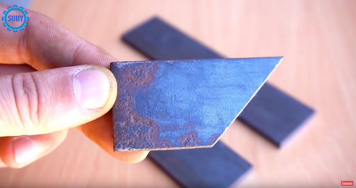 Dans les restes de la bande d'acier, découpez un trapèze rectangulaire