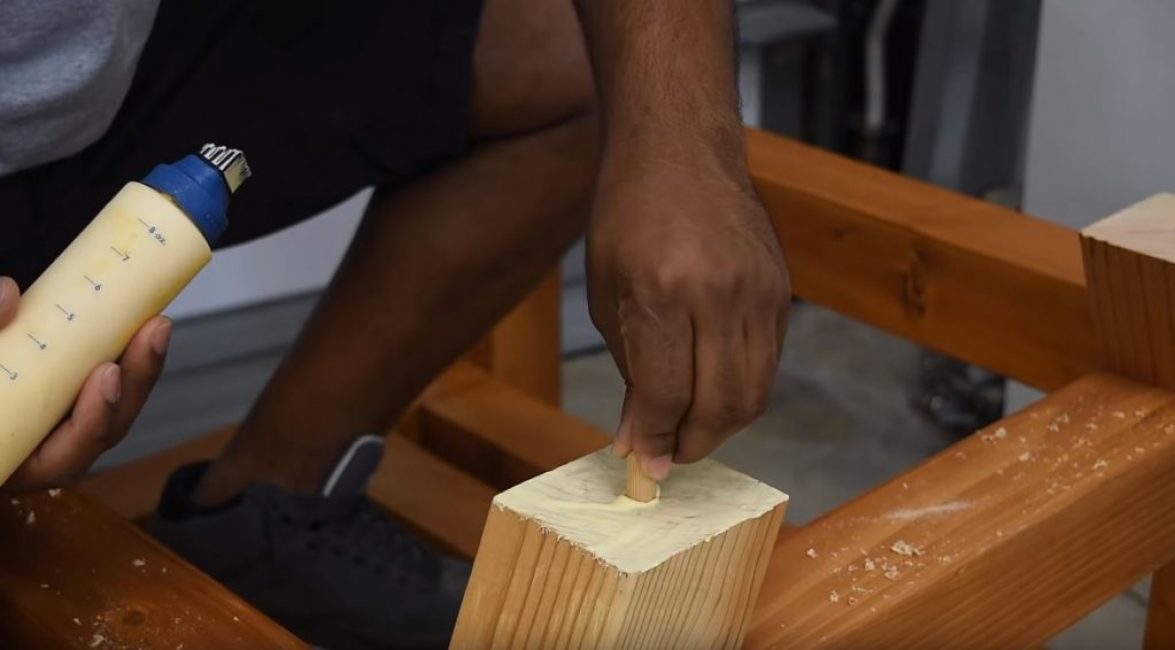 Lubrifiez les surfaces avec de la colle et insérez les chevilles