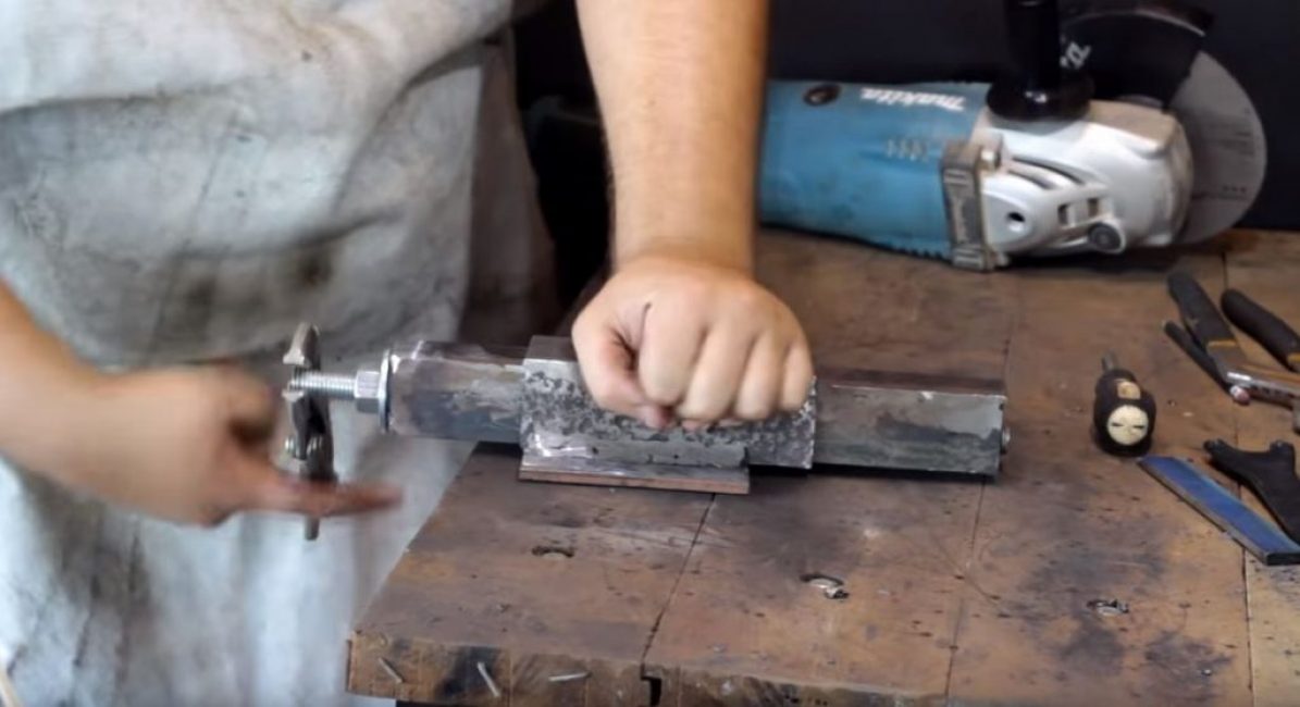 Nous mettons une rondelle sur la vis et vissons l'écrou