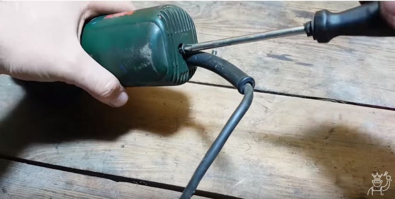 Desserrez la vis du couvercle arrière.