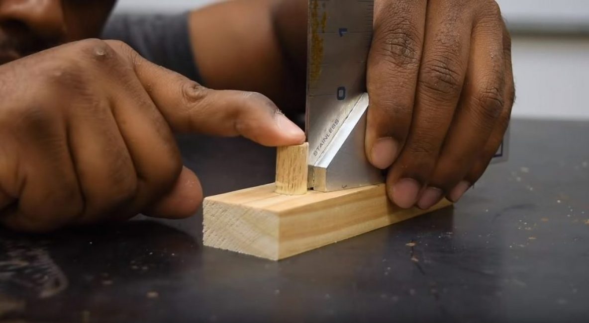 Nous collons deux shkantik exactement à un angle de 90 degrés