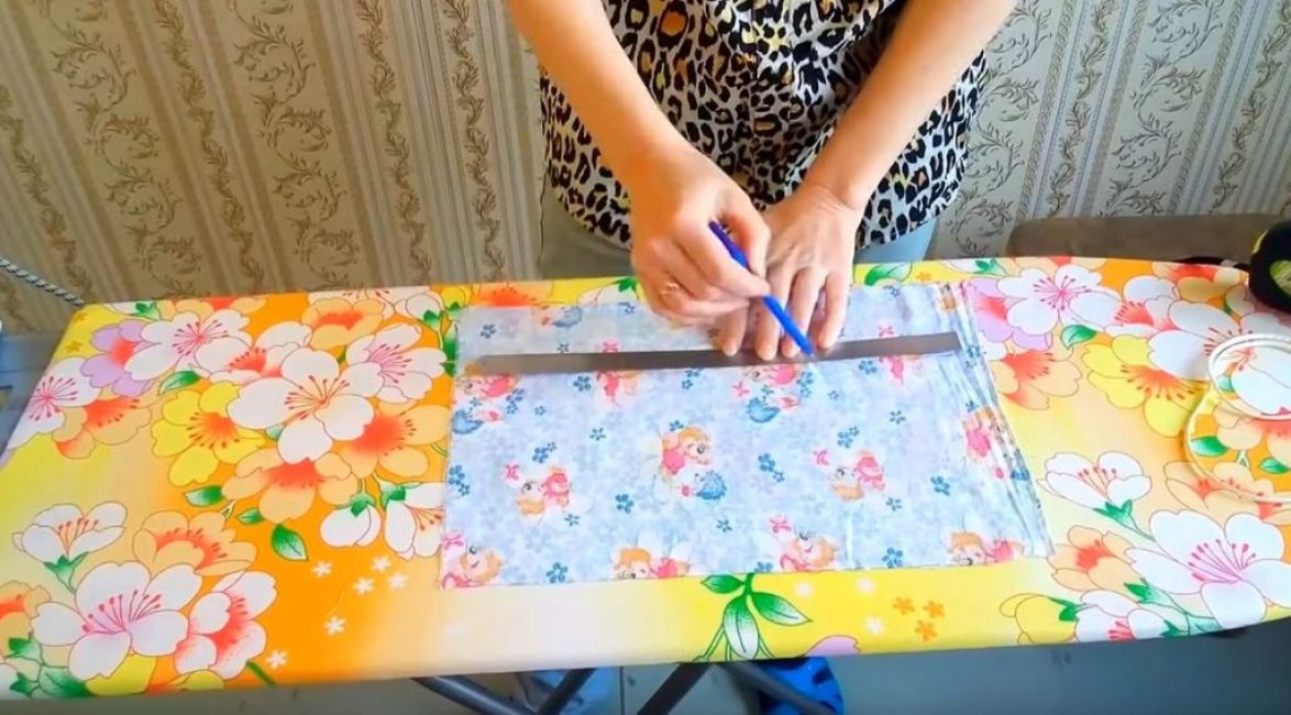 Nous mesurons et dessinons un rectangle sur le tissu