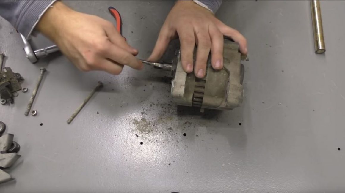 Nous retirons toutes les rondelles, la roue et retirons la clé