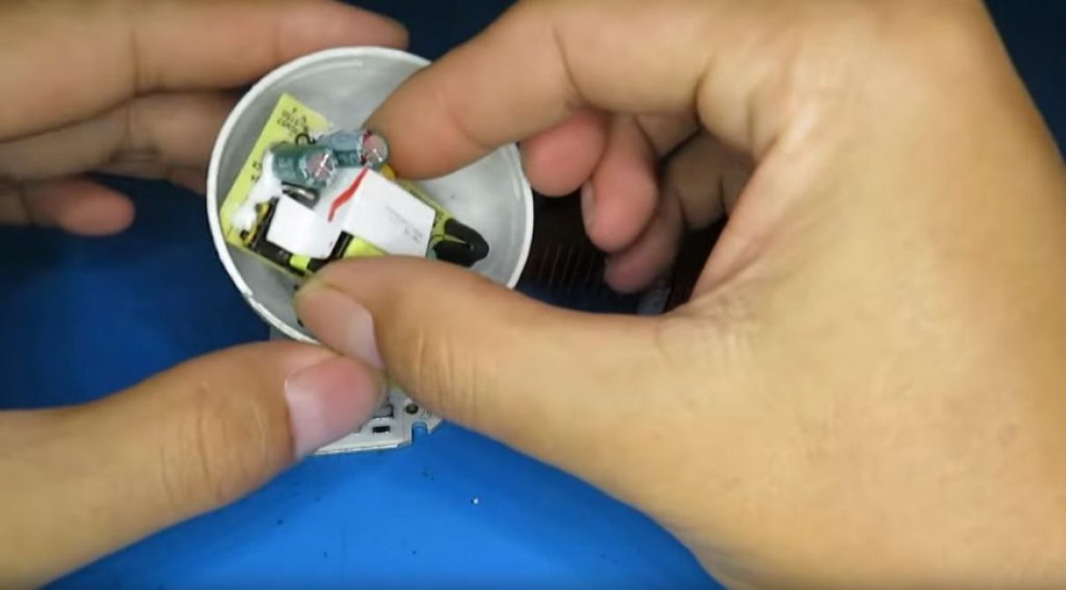 Nous essayons sur la carte d'alimentation du corps de la lampe