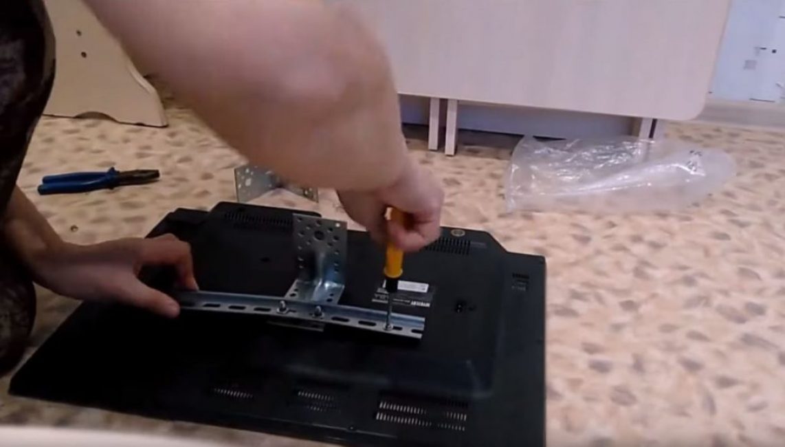 Nous fixons le rail DIN avec des vis au téléviseur.