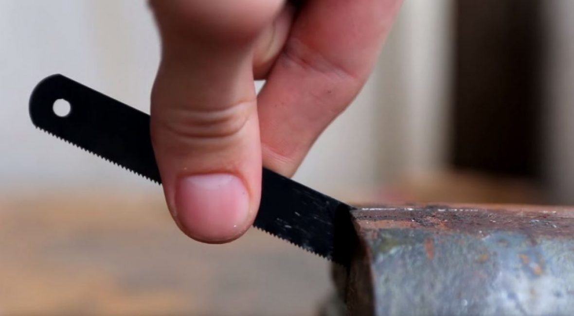 Nous serrons la toile dans un étau strictement le long du biseau et la cassons