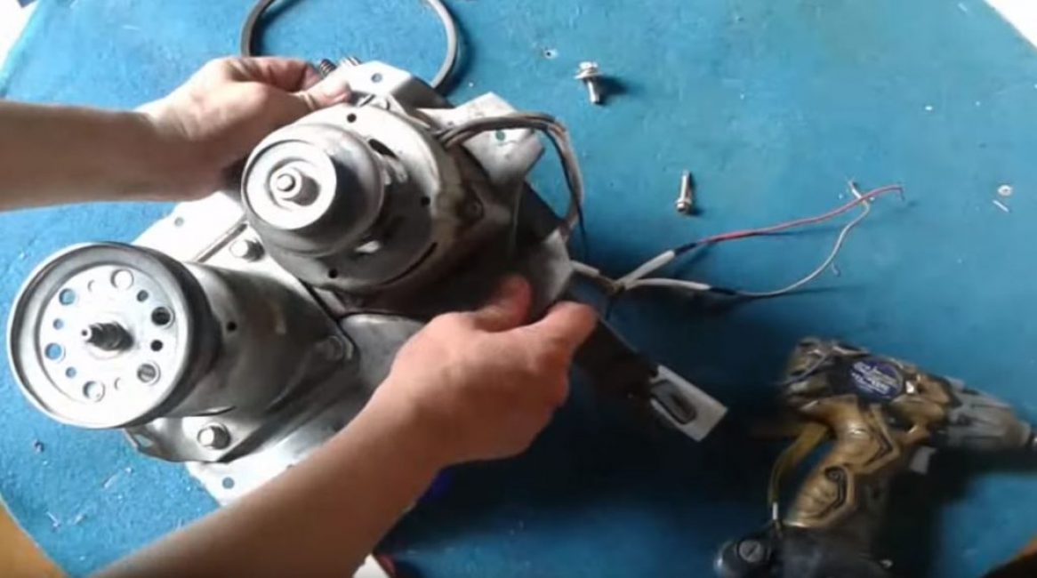 Nous installons le moteur en place et mettons la courroie