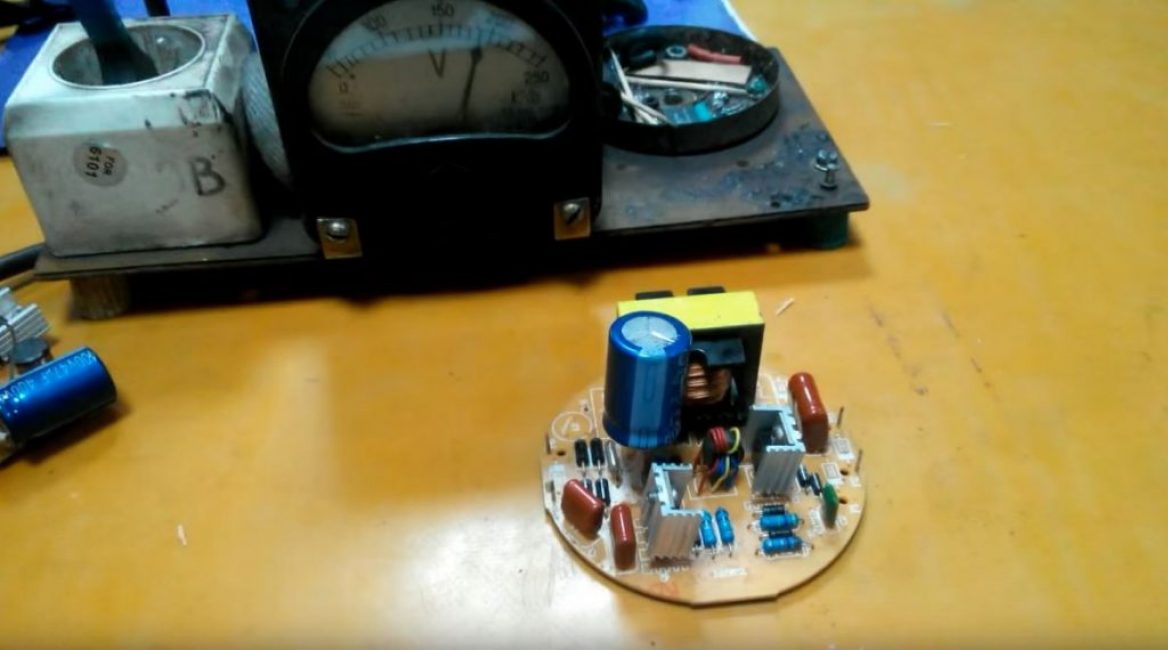 Nous démontons une lampe à économie d'énergie de puissance supérieure