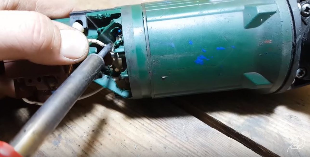 Souder les fils d'alimentation au moteur