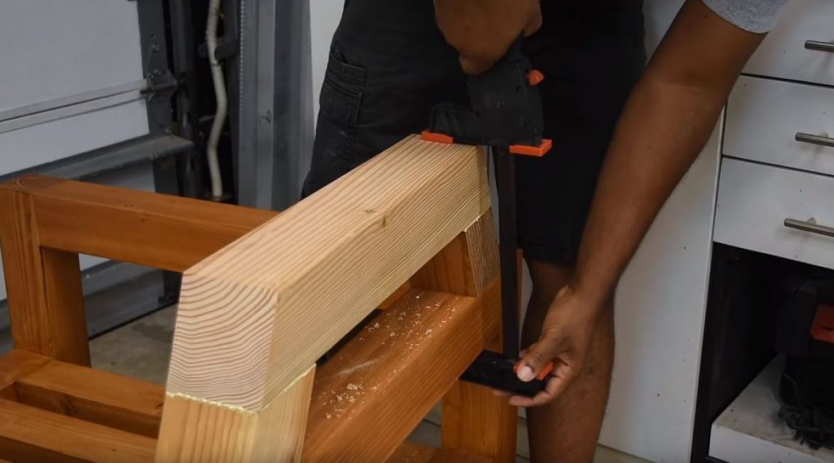 Nous connectons les pièces et les pressons avec des pinces