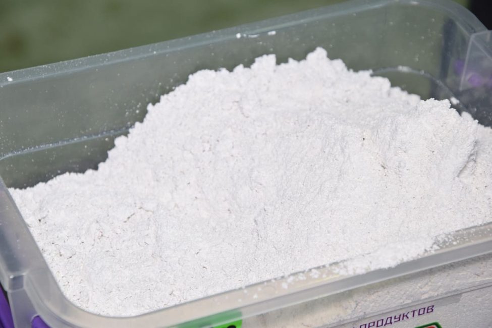 Les gros cristaux de craie nécessitent un broyage avant l'application