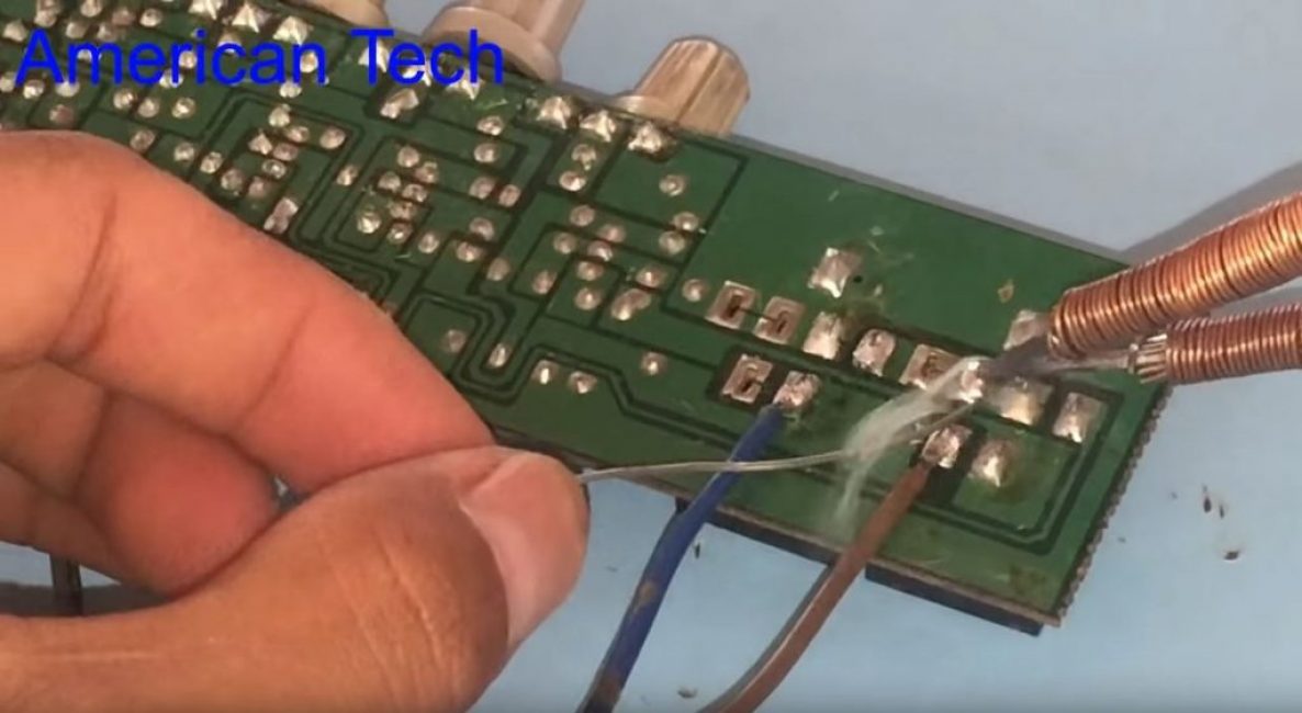 En appuyant sur l'interrupteur, on soude