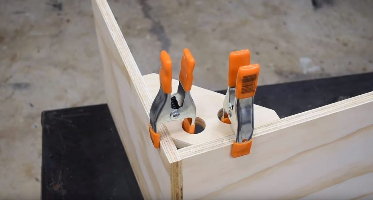 Nous pressons notre carré sur deux blancs si nous devons obtenir un angle de 90 degrés