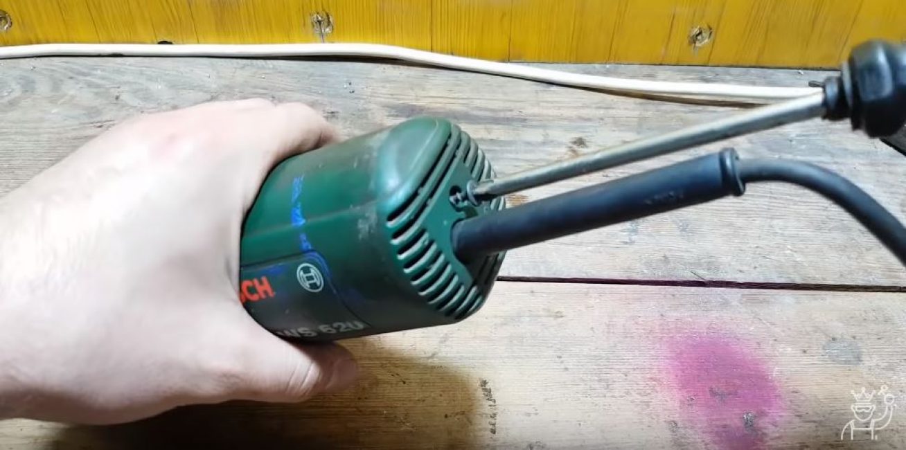 Serrez la vis du couvercle arrière