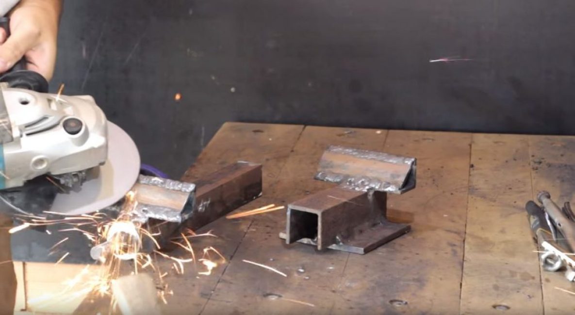 Nous nettoyons les cordons de soudure avec une meuleuse.