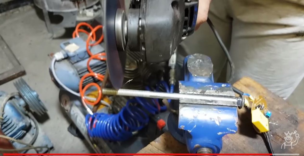 Couper une tige de métal