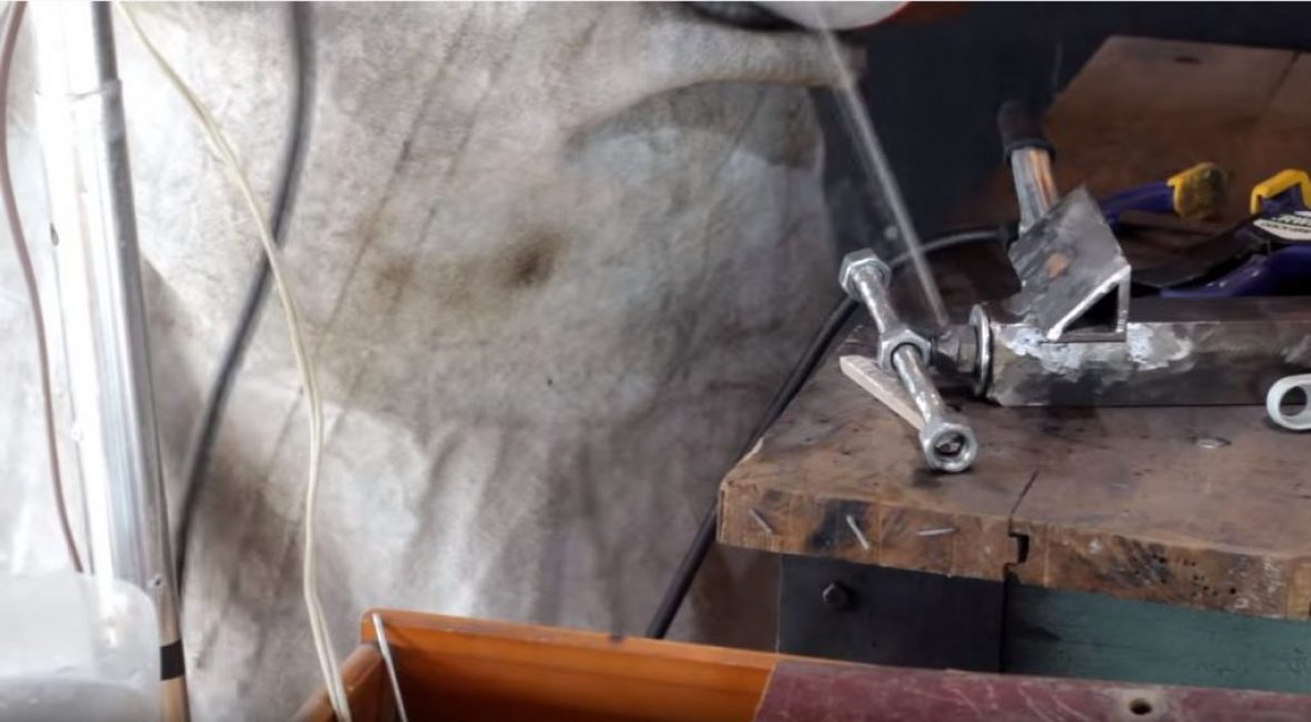 souder l'écrou à l'extrémité de la vis mère