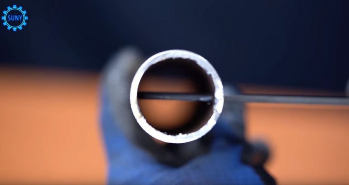 Insertion de la plaque dans le tuyau