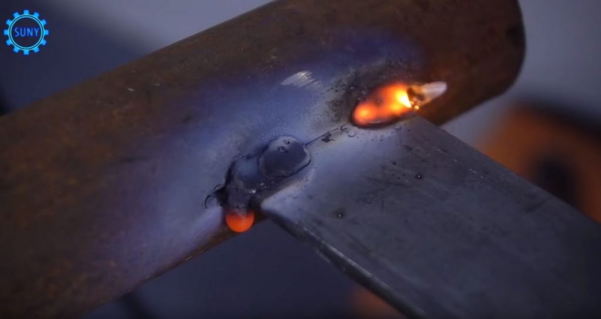 Le joint est soudé d'en haut et d'en bas