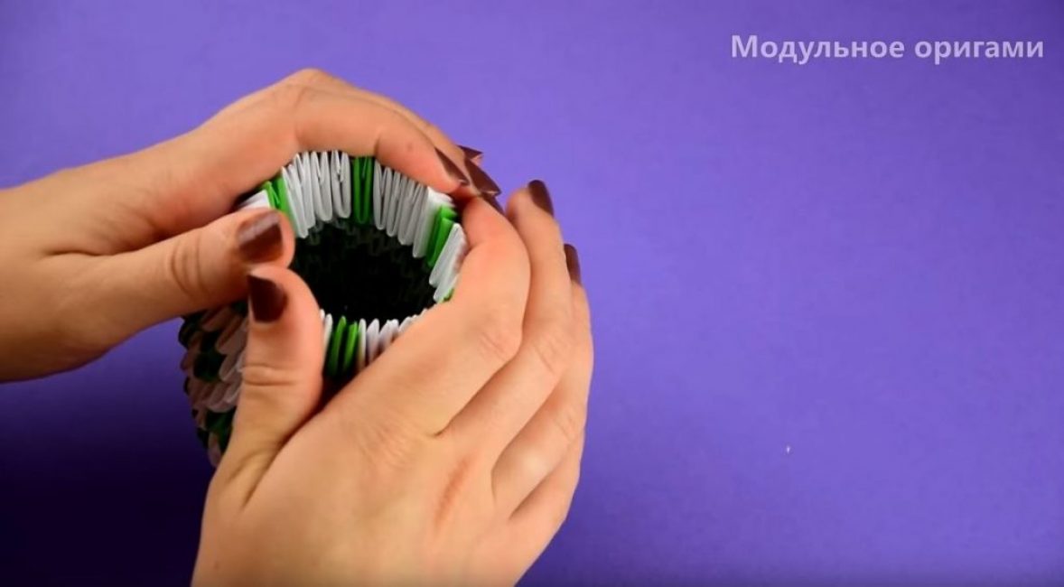 Pressez les bords, formant le col du vase