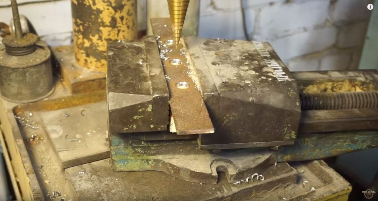 Nous perçons également trois trous sur la plaque métallique