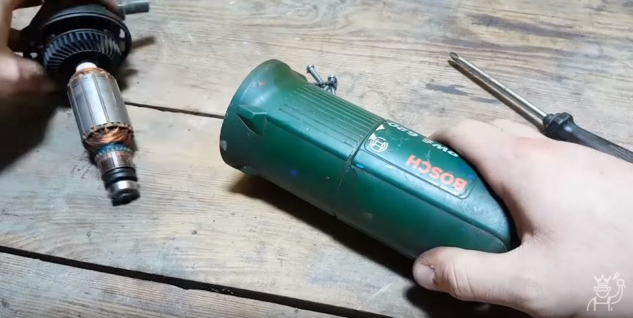 Nous retirons la boîte de vitesses avec le rotor du moteur brûlé