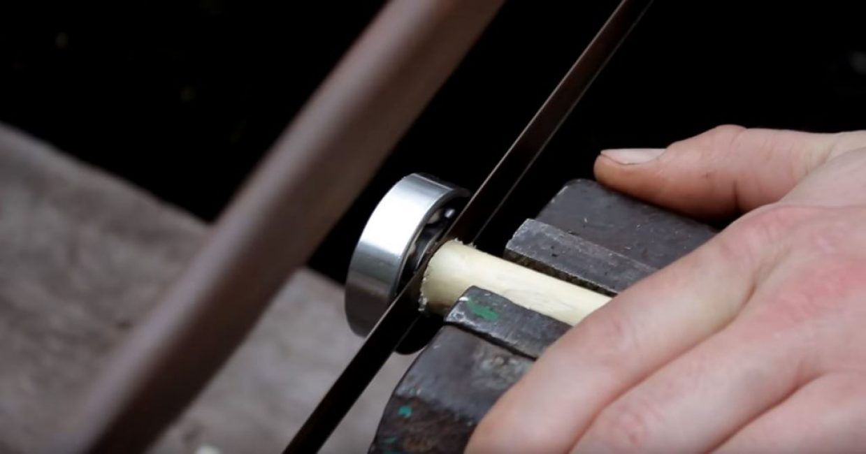 Coupez les parties saillantes de la cheville avec une scie à métaux