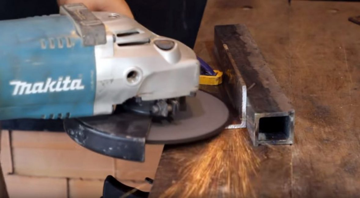 nous nettoyons les côtés intérieurs d'une pièce