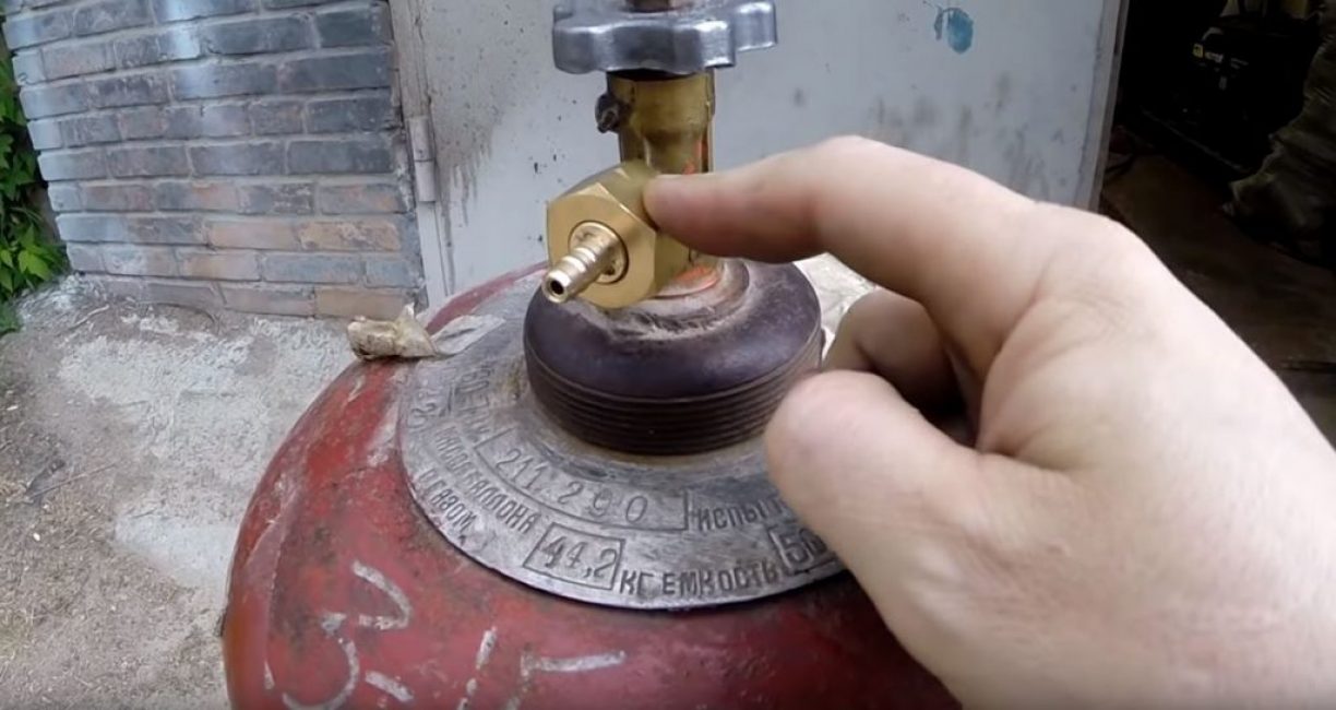 Nous installons deux écrous à gauche sur le réservoir de propane avec le raccord