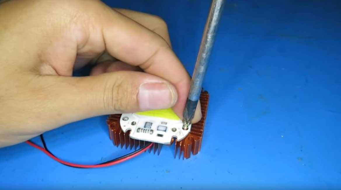 fixer la matrice avec des vis autotaraudeuses